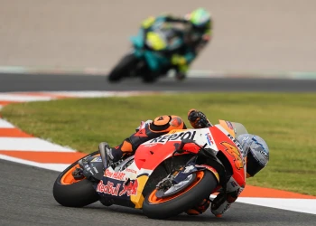 Pol Espargaró salva una lesión grave, pero no corre en Valencia