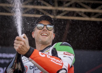 Tres podios para Alex Lowes en Magny-Cours con el nuevo proyecto de Bimota 