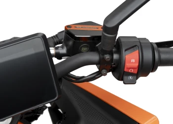 Protezione tappo serbatoio fuido freno anteriore