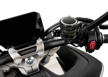 Cache maître-cylindre de liquide de frein avant