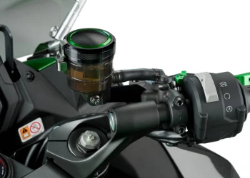 Cache maître-cylindre de liquide de frein avant