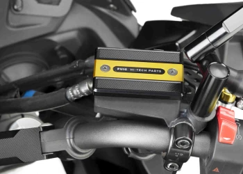 Cache maître-cylindre de liquide de frein avant