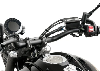 Cache maître-cylindre de liquide de frein avant