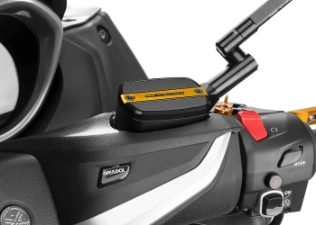 Cache maître-cylindre de liquide de frein avant