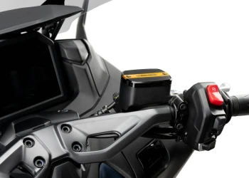 Cache maître-cylindre de liquide de frein avant