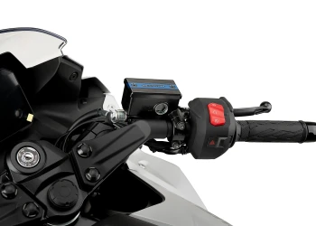 Cache maître-cylindre de liquide de frein avant