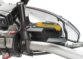 Cache maître-cylindre de liquide de frein avant