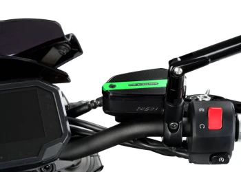 Cache maître-cylindre de liquide de frein avant