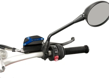 Cache maître-cylindre de liquide de frein avant