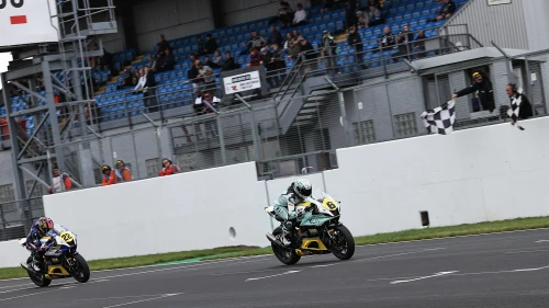 ÉMOTION DÉCHAÎNÉE À DONINGTON PARK 