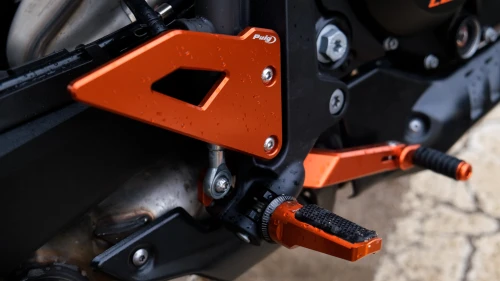Innovazione nella protezione: arrivano le nuove piastre tallone in alluminio anodizzato di Puig
