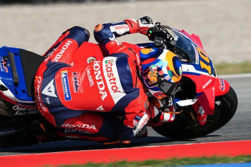 Tres podios para Alex Lowes en Magny-Cours con el nuevo proyecto de Bimota 