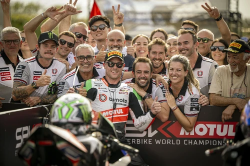 Tres podios para Alex Lowes en Magny-Cours con el nuevo proyecto de Bimota 