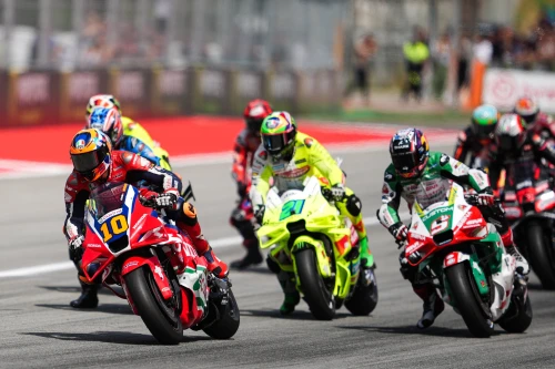 Tres podios para Alex Lowes en Magny-Cours con el nuevo proyecto de Bimota 