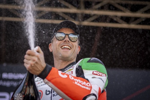 Tres podios para Alex Lowes en Magny-Cours con el nuevo proyecto de Bimota 