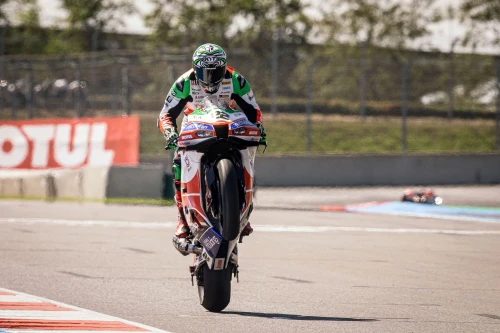Tres podios para Alex Lowes en Magny-Cours con el nuevo proyecto de Bimota 