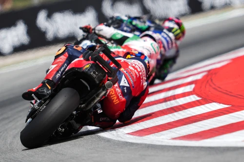 Tres podios para Alex Lowes en Magny-Cours con el nuevo proyecto de Bimota 