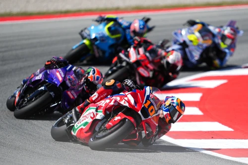 Tres podios para Alex Lowes en Magny-Cours con el nuevo proyecto de Bimota 